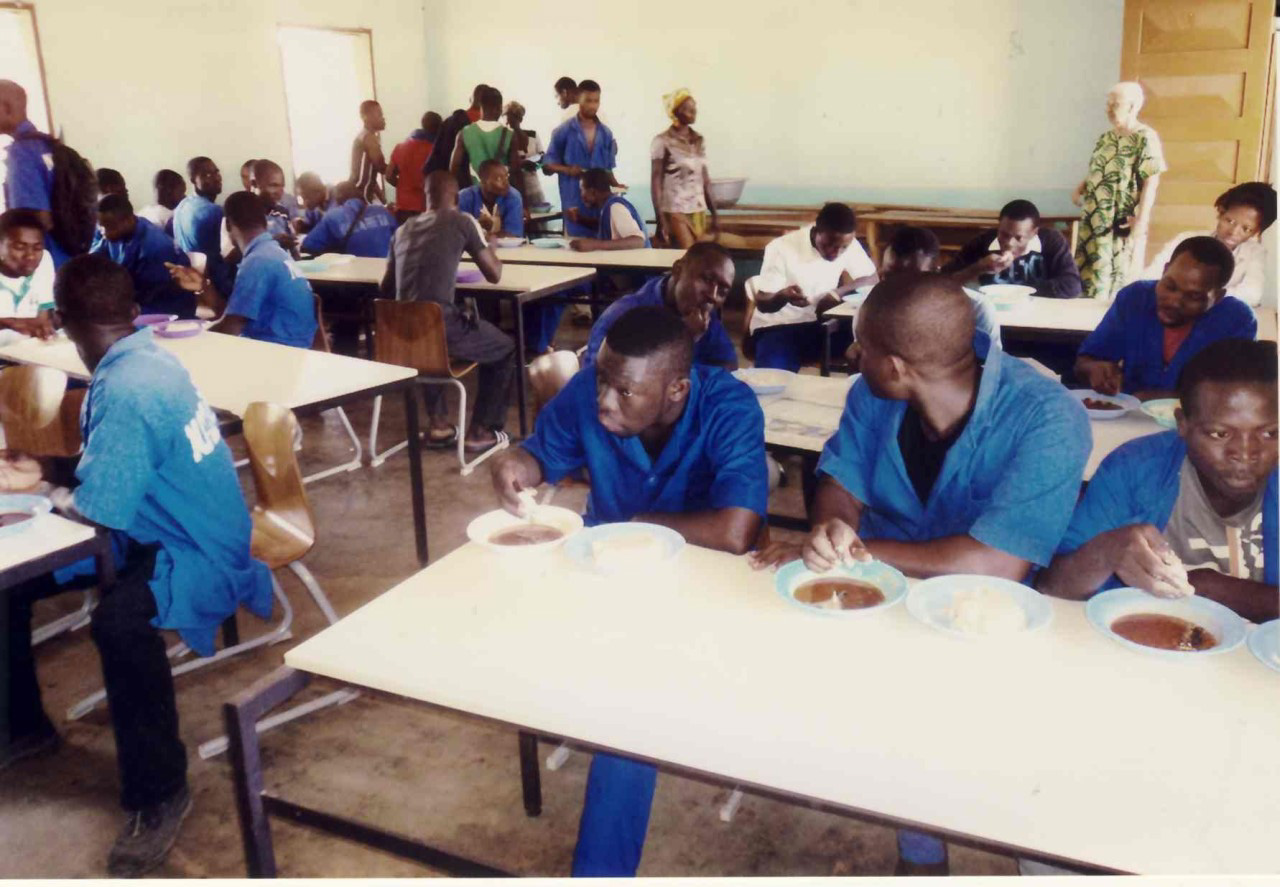 10 Mittagessen in der Schulkantine in Togo